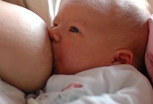 512px-Breastfeeding_a_baby (1)